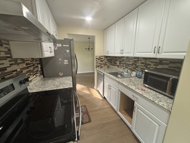Building Photo - 3 bedrooms plus Den