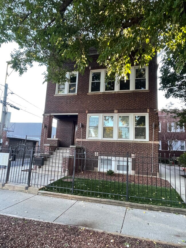 Primary Photo - 4815 W Cornelia Ave