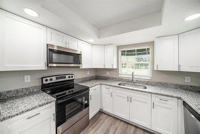 Building Photo - 11911 Pine Forest Dr