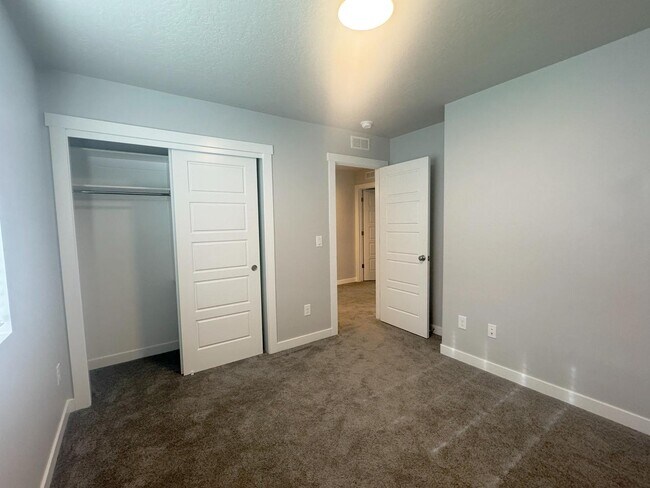 Building Photo - 9847 Alder Ln