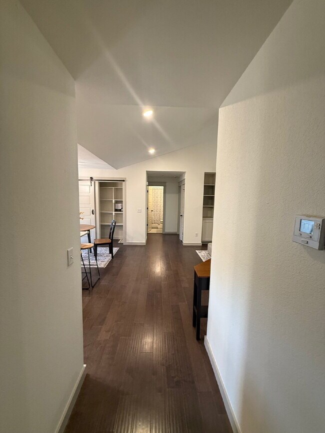 Building Photo - Charming Furnished 3-Bedroom 2 Bath Home i...