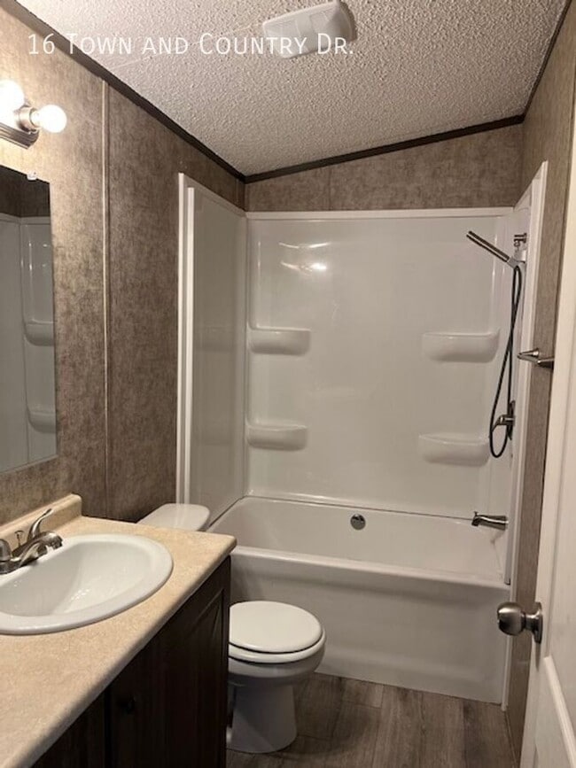 Building Photo - 16 Town and Country Dr