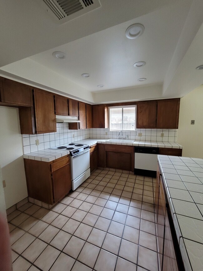 Building Photo - 930 N Indiana St