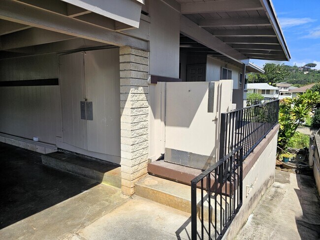 Building Photo - 4 bed, 2.5 bath single family house, Liliha neighborhood.