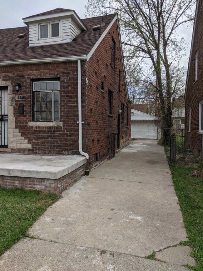 Building Photo - 5218 Bedford St
