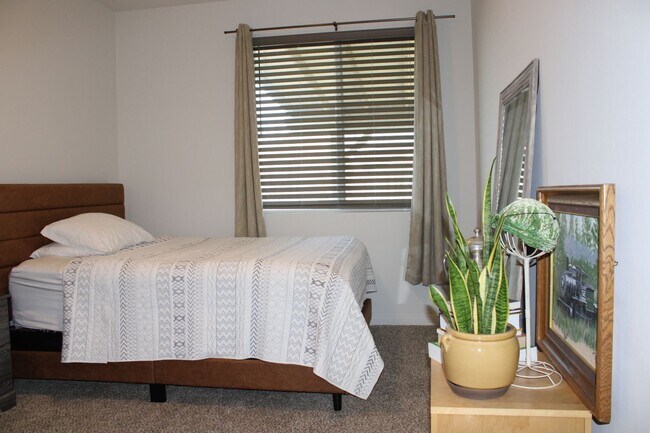 Building Photo - Furnished 2 bedroom in Tehachapi