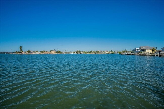 Building Photo - 14125 N Bayshore Dr