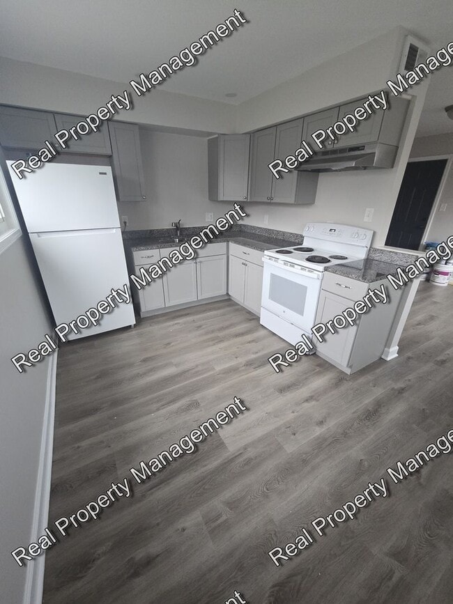 Building Photo - Updated 2 Bedroom Apartment