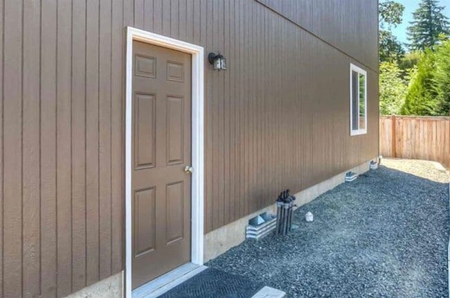 Building Photo - 926 NE Oakmont Loop
