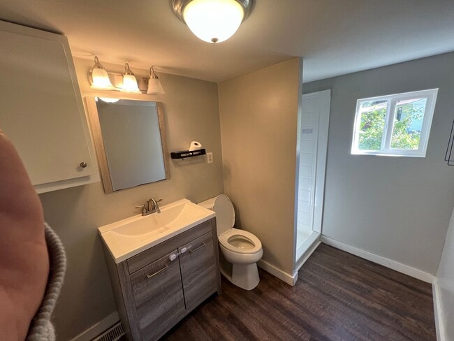 Building Photo - 3 bed 2 bath