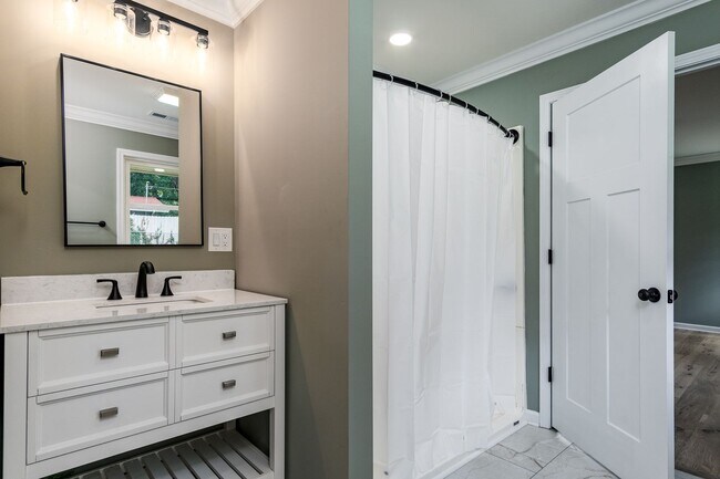 Building Photo - Newly renovated 4 Bedroom 3 Bathroom Home ...