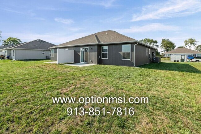 Building Photo - Fresh 3 Bedroom, 2 Bathroom Half Duplex