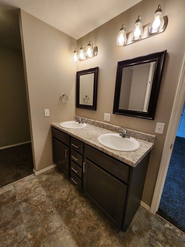 Building Photo - Spacious 3-Bedroom, 2-Bathroom Home AVAILA...