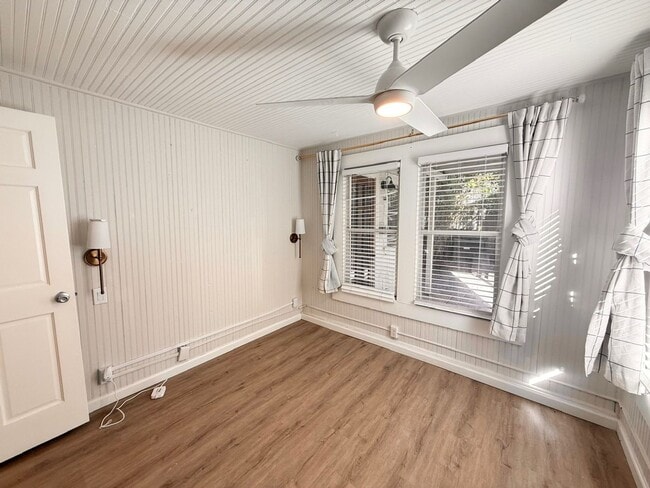 Building Photo - Charming Beachside Rental!