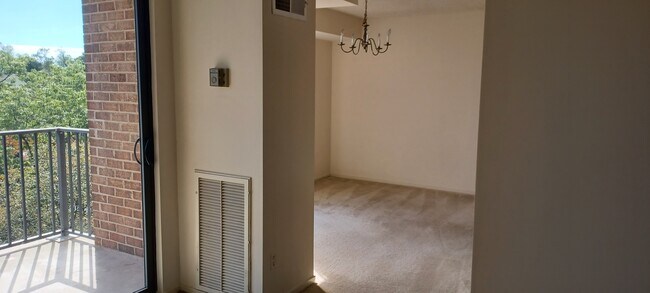 Building Photo - 2311 Pimmit Dr