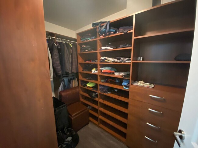 Building Photo - Large 2 bedroom 2 1/2 bath condo at One Li...