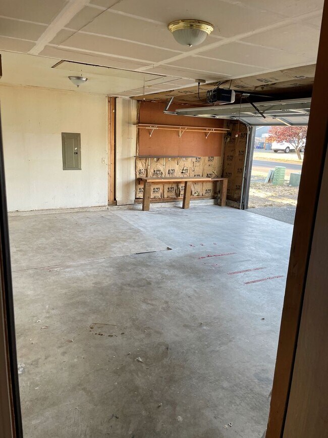 Building Photo - Cozy 3-bedroom rambler in Village Green av...