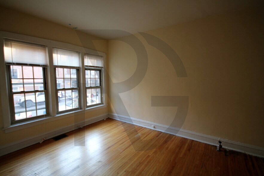 Building Photo - 634 W Barry Ave