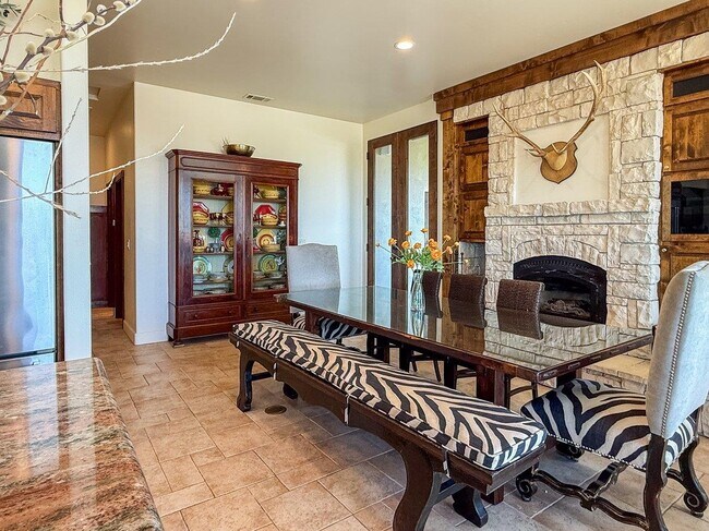 Building Photo - 6750 Golden Pheasant Ln