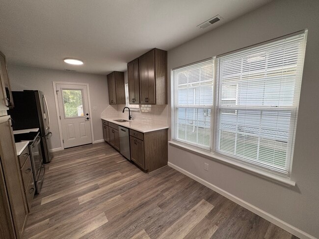 Building Photo - 357 Pine Ave