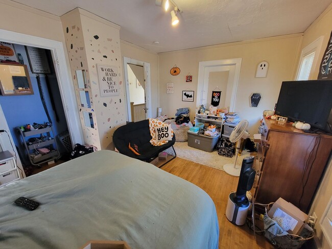 Building Photo - AVAILABLE JUNE - 6 Bed, 2 Bath Home Close to Campus!