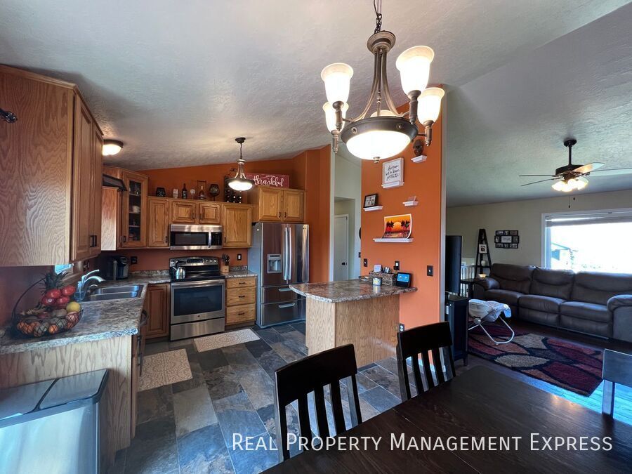 Building Photo - 4 Bedroom 2 Bathroom in SW Sioux Falls