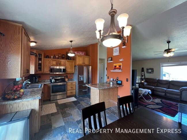 Building Photo - 4 Bedroom 2 Bathroom in SW Sioux Falls