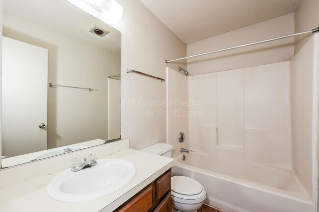 Building Photo - 5931 Shadydell Dr