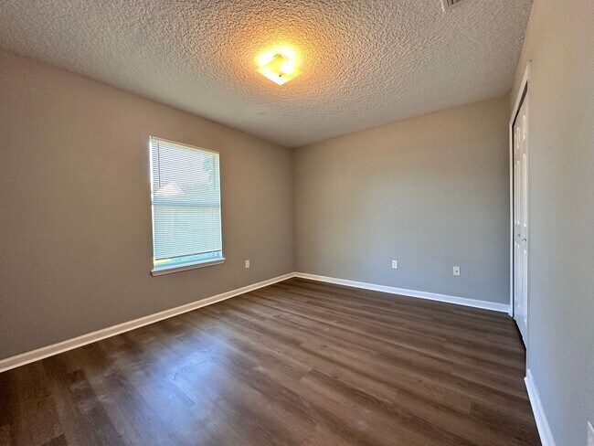 Building Photo - Fenced four bedroom in Lake Asbury