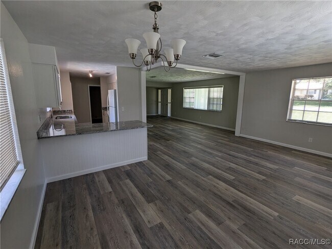 Building Photo - 35433 Crescent Dr