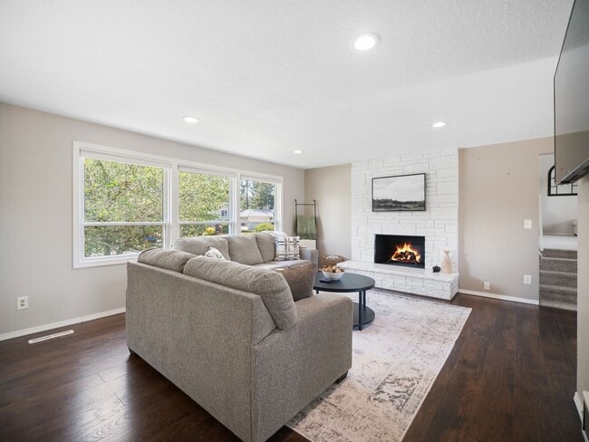 Building Photo - Spacious 4-Bedroom Pet-Friendly Home in North Spokane