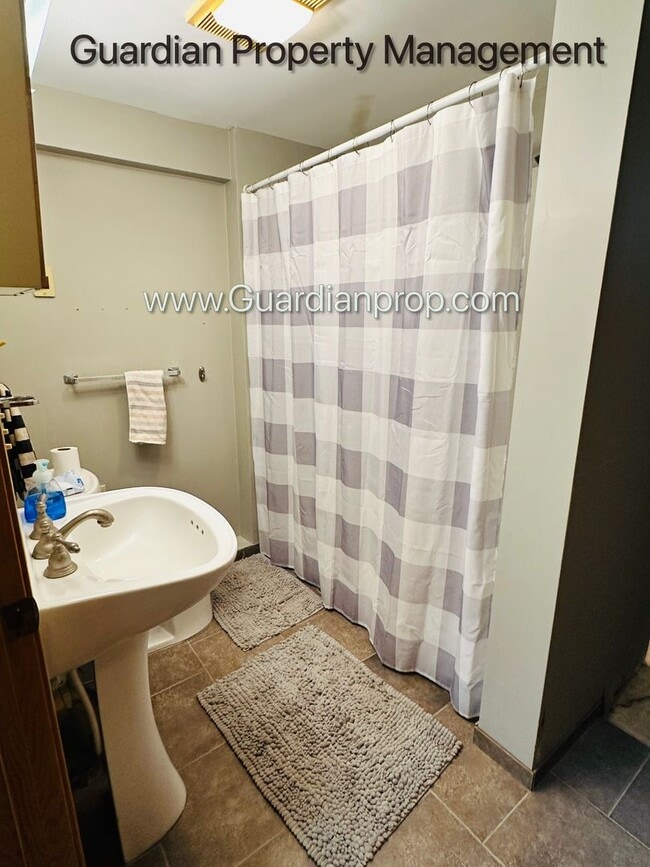 Building Photo - Orono Single Family Home, Large Garage, Sp...