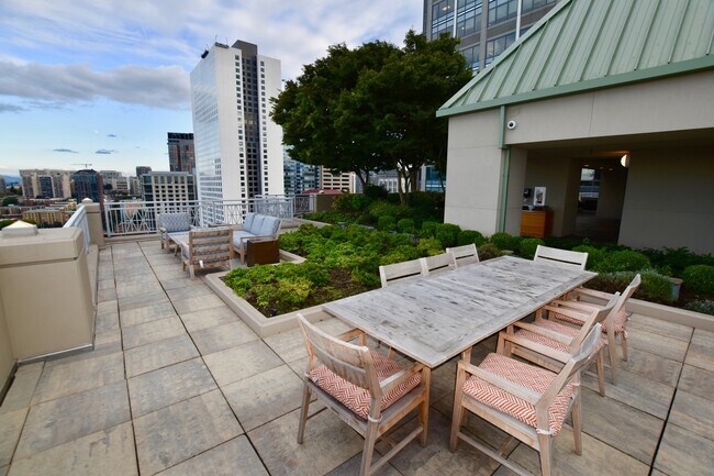 Building Photo - Beautiful Downtown 2 Bedroom Condo - Spaci...