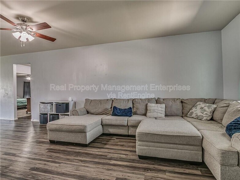 Building Photo - 1912 Autumn Way