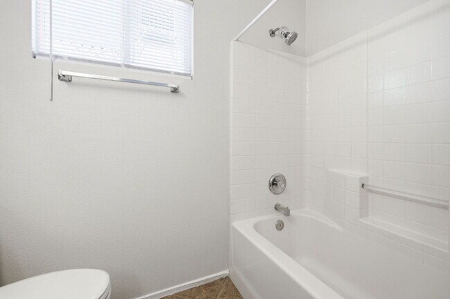 Building Photo - "Modern Comfort Close to Nellis Airforce Base: Spacious 3-Bed Home with 2.5 Baths in Vibrant Las ...