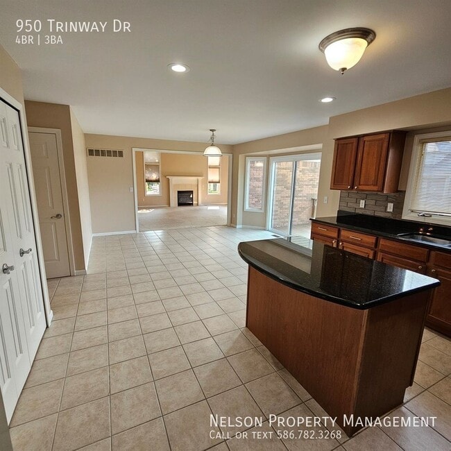 Building Photo - 950 Trinway Rd