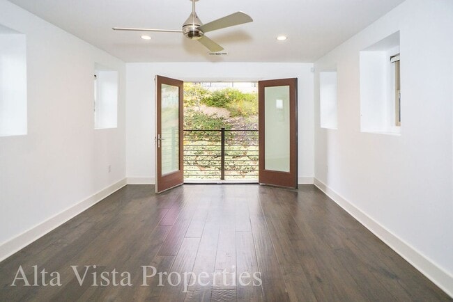 Building Photo - Beautiful Townhome centrally located in Mi...