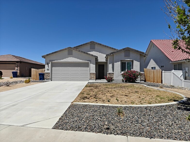 Building Photo - 1008 Maple Way