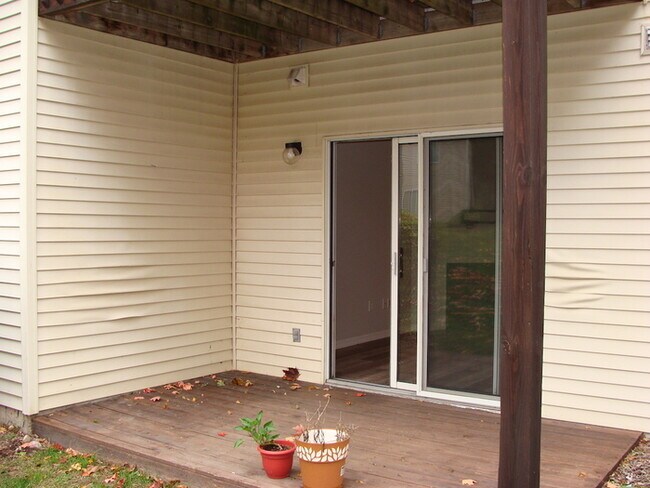 Building Photo - Two Bedroom Updated Windcrest Condo