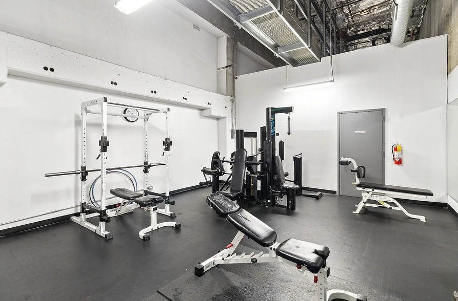 Building Photo - 1212 N La Salle Dr