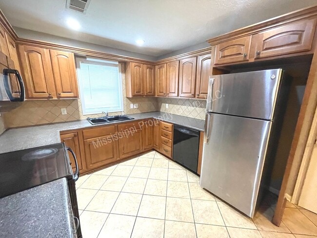 Building Photo - 4BR/2BA Home