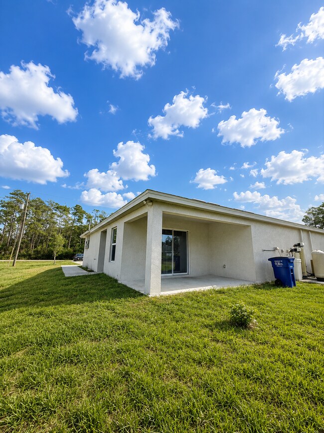 Building Photo - Modern Duplex Available Now
