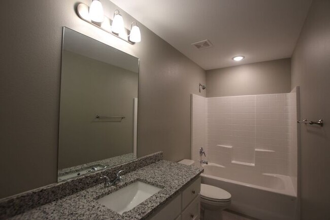 Building Photo - Beautiful 2 Bedroom 2 Bathroom Townhouse i...