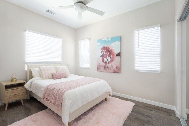 Building Photo - Spacious turfed yard!