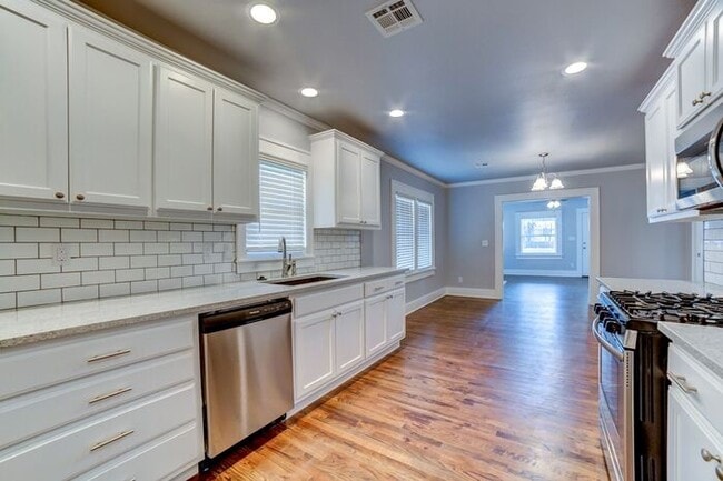Building Photo - Classic Charm With All New Amenities 3/2 House!