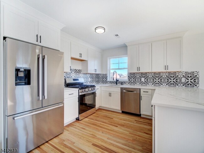 Building Photo - 429 Niles St