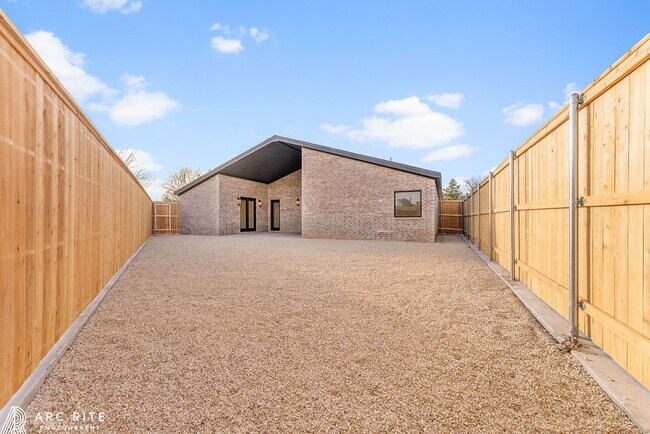 Building Photo - Cute One Bedroom Close to Campus with Lawn...