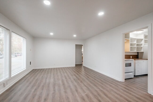 Building Photo - 2490 Maple Ave NE