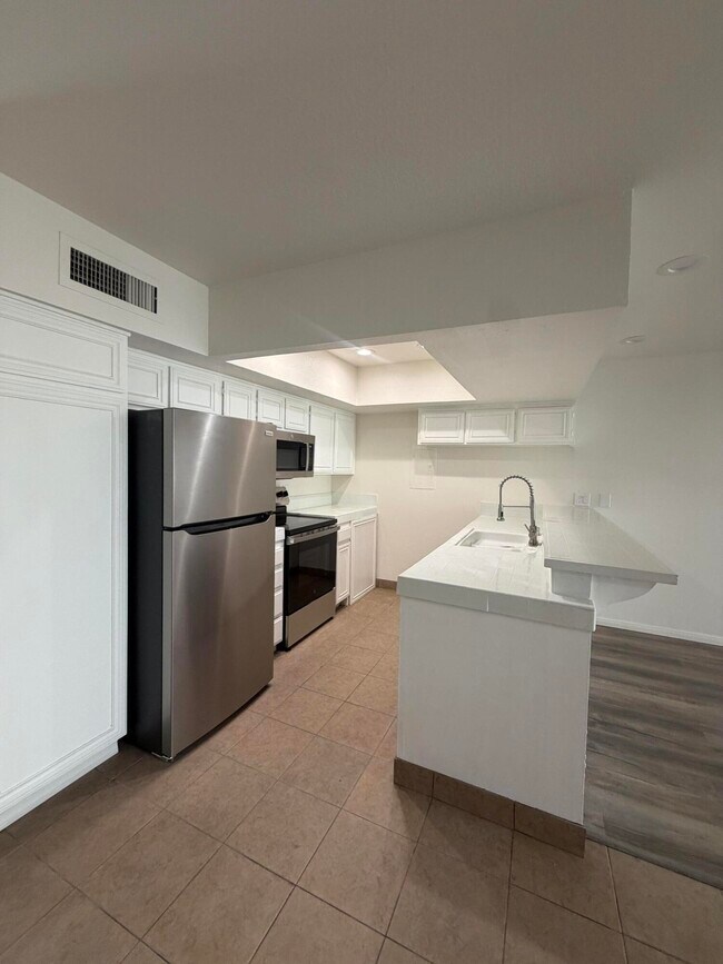Building Photo - 1655 E Palm Canyon Dr