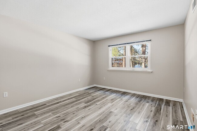 Building Photo - 808 Twin Circle Dr